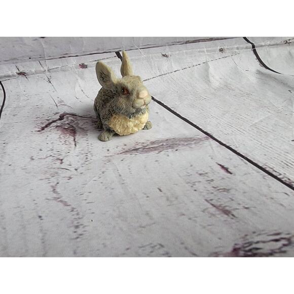 Vntg textured Gray Sitting Bunny Rabbit Sitting Easter Decor Statue 2 Inches - Picture 3 of 8
